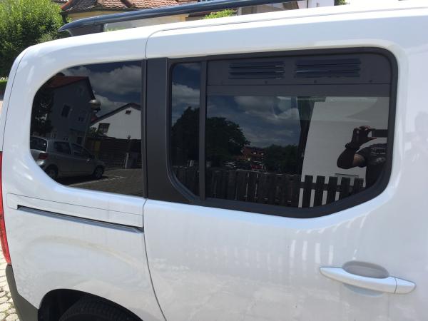 Lüftungsgitter Seitenfenster Peugeot Rifter, Citroen Berlingo, Opel Combo, Toyota Proace City ab 09/2018 - Lüftungsgitter Beifahrerseite hinten - verbaut in weißem Fahrzeug
